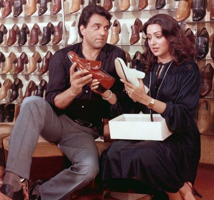 guneykilic's tweet photo. Dharmendra and Hema Malini - A candid moment https://t.co/vH1sfNBvAW