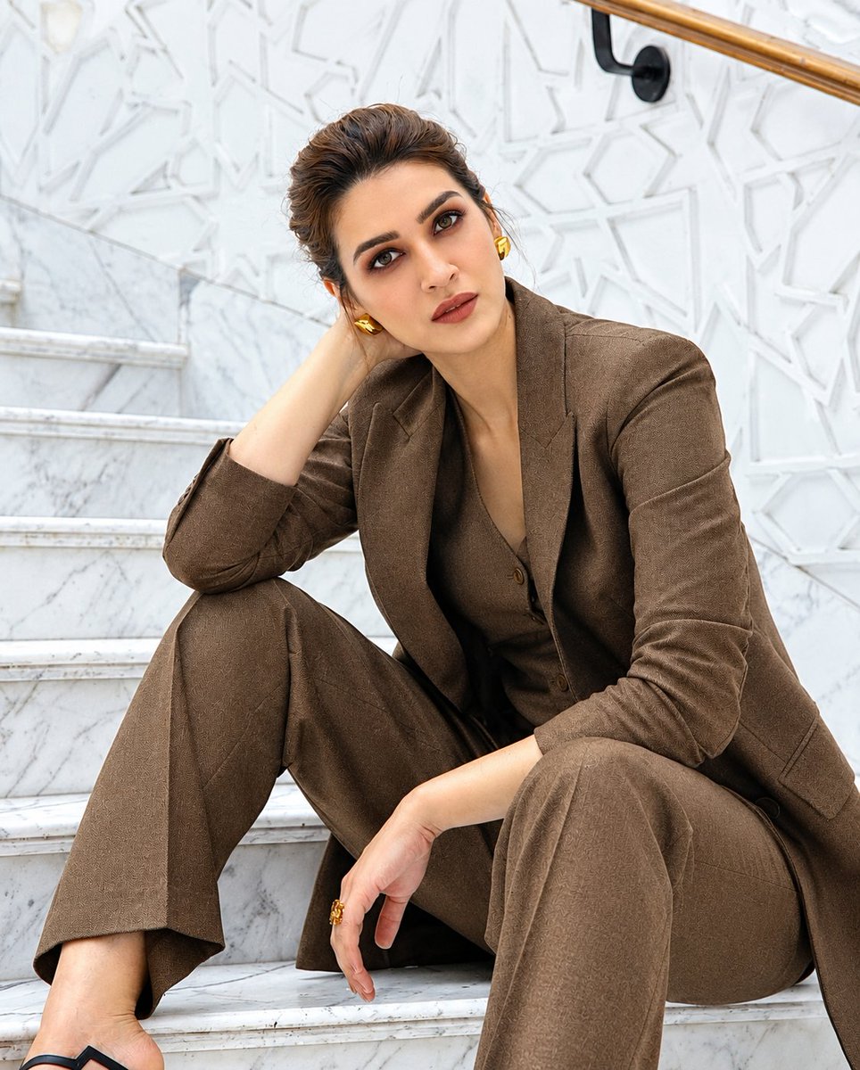 BollywoodBirds's tweet photo. Hotness Of Kriti Sanon 🔥🥵 https://t.co/znFURqWeBl