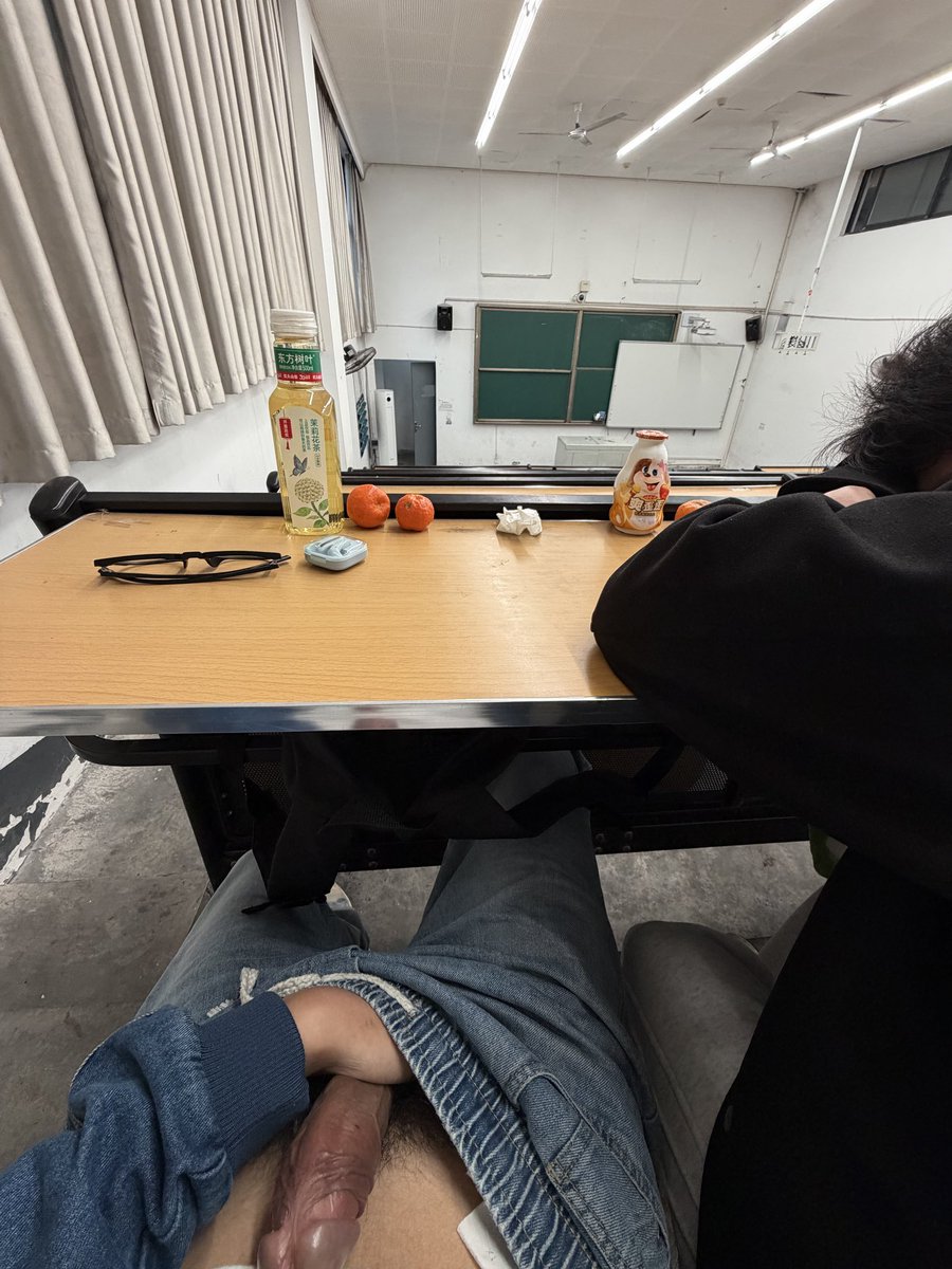 sssamuel1069's tweet photo. 教室里有什么
#暴露 #露出 #男大 https://t.co/kaaphoQwpT