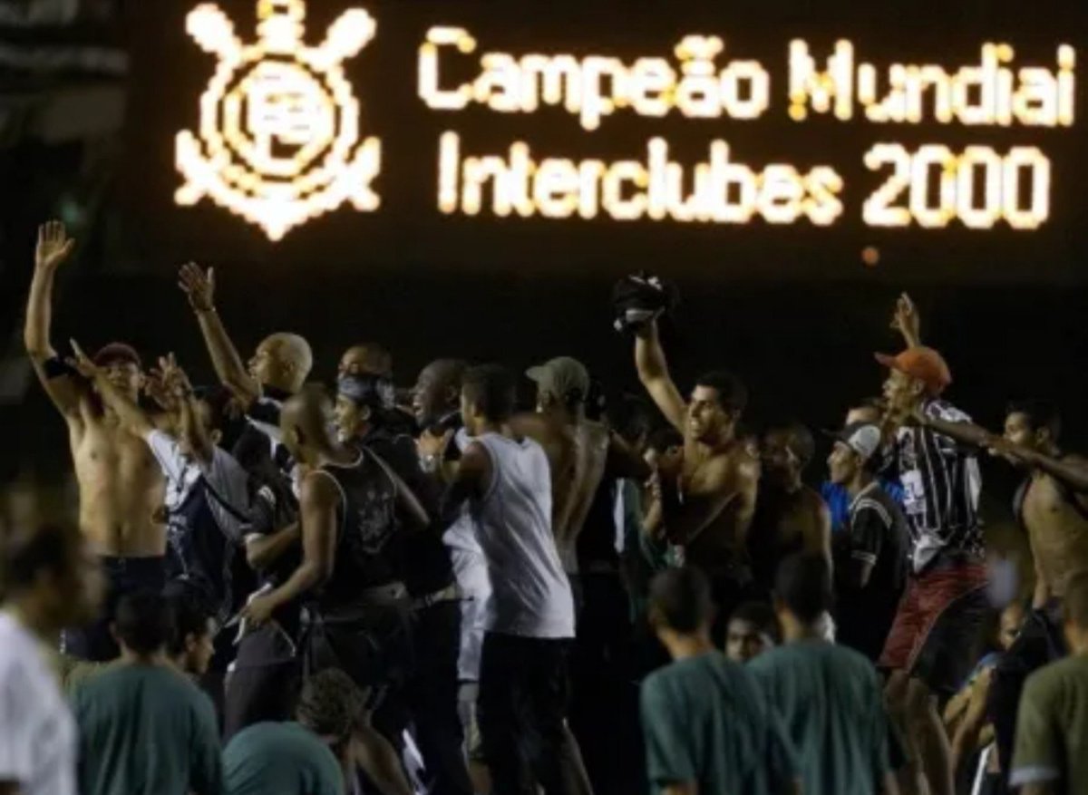 Noitedecopa's tweet photo. 🚨 OPINIÕES QUE VOCÊ NÃO PODE TER...

❌ | “O Corinthians não tem Mundial em 2000 porque não ganhou a Libertadores.”

ERRADO! 🗣️

🏆🌍 | Em 2000, o Corinthians disputou o Mundial da FIFA como representante do país-sede. A vaga foi definida em junho de 1999, pelo fato do Timão ter sido campeão brasileiro de 1998, ou seja, a indicação aconteceu antes mesmo do bicampeonato brasileiro seguido em 1999, o que reforça mais ainda sua justa participação.

E há um detalhe importante: a FIFA costuma destinar ao país-sede uma vaga própria na competição. Portanto, não é necessário conquistar o título continental antes para ocupar essa vaga. O Corinthians estava dentro dos critérios estabelecidos para o torneio.

E sobre o argumento de que “não pode ter dois Mundiais no mesmo ano”? 🤔

Isso é normal. Em 2000, enquanto o Corinthians conquistava o Mundial da FIFA, o Boca Juniors levantava a Copa Intercontinental, competição que também é reconhecida como título mundial de clubes pela entidade.

E em 2025 tivemos novamente duas competições mundiais no mesmo ano: a Copa do Mundo de Clubes da FIFA, o chamado “Super Mundial”, vencida pelo Chelsea, e a Copa Intercontinental da FIFA, conquistada pelo PSG.

Inclusive, poderíamos ter tido o mesmo campeão nas duas competições...

Ou seja: usar a existência de dois torneios mundiais no mesmo ano como argumento para invalidar o título do Corinthians de 2000 simplesmente não se sustenta, nem mesmo alegar que o clube não conquistou a Libertadores antes.

O Timão passou pela fase de grupos, deixando o Real Madrid pra trás, e derrotou o Vasco na final, nos pênaltis, conquistando o seu primeiro título mundial.

Aceitando ou não, o Corinthians é um legítimo BICAMPEÃO MUNDIAL! 🏆⚫⚪🦅