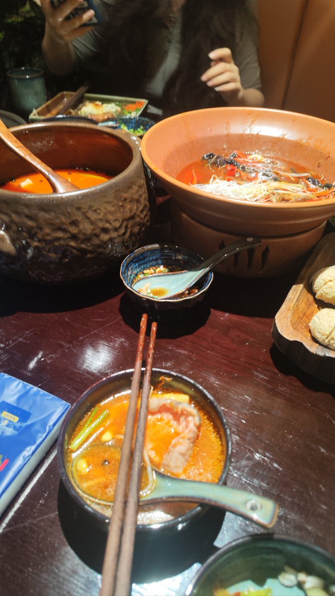 herod153689's tweet photo. Late night cravings met warm bowl of tonkotsu ramen at this tiny alley-side 24/7 spot—steamy broth, springy noodles, and a quiet chat with the night staff hit different. https://t.co/Nmz2QU28qt