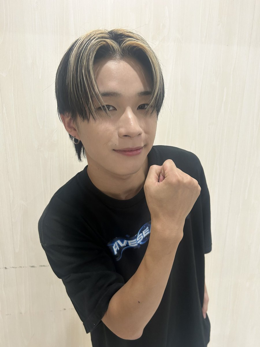 kai_1113827's tweet photo. ⭐️1日1KAITO⭐️91日目👀
そろそろのあさんに追いついちゃうぞー🤩
充電なくて早く撮ってください！って焦らせた3枚目気まずくてごめーんね🙃
それでもお顔はイケメン😖
早く会いたい😖😭😩
#FIVESEASON
#KAITO https://t.co/XdQitrByy3