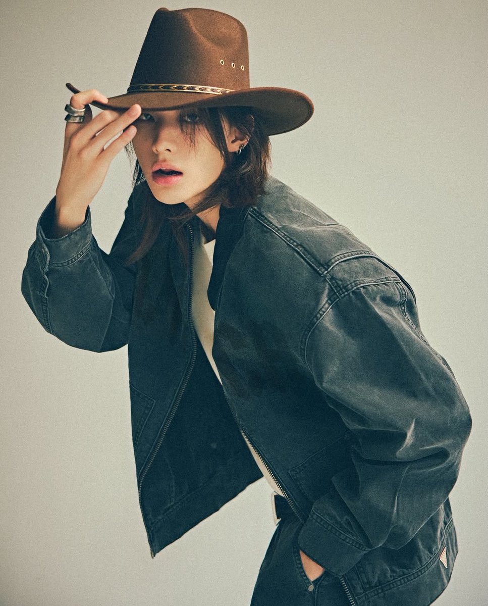 skzpopbase's tweet photo. Hyunjin stuns for GUESS 2026 fall campaign!🍂

#HYUNJIN_GUESSFALL26
#HYUNJINxGUESS https://t.co/1U2RqlkdB0
