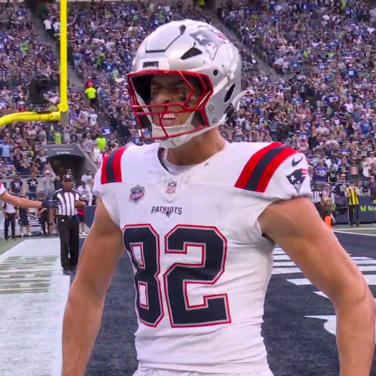 Topps's tweet photo. Patriots Rookie TE Eli Raridon makes history as the first player to score a touchdown while wearing an NFL Debut Patch 🔥

The patch will be removed from his jersey after the game and placed into a 1-of-1 trading card. https://t.co/77hyG8t8eV