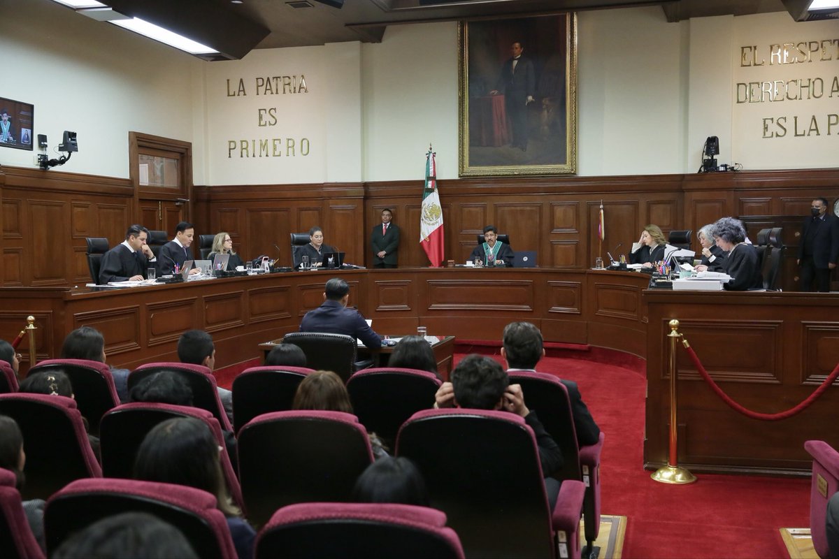 lorettaortiza's tweet photo. ¿Se deben pagar impuestos por recibir el dinero de una AFORE debido al fallecimiento del titular? 💰🪦👱‍♂️

Hoy, en la @SCJN resolvimos la Contradicción de Criterios 49/2026, en la cual analizamos qué pasa con los recursos de una cuenta de AFORE cuando fallece una persona trabajadora y son entregados a quien designó como beneficiario. La pregunta fue si, conforme al artículo 93, fracción XXII, de la Ley del Impuesto sobre la Renta, ese dinero debe pagar ISR o si puede recibir el mismo tratamiento que una herencia o un legado. Aquí les explico. 👇

📃 El caso

👱‍♂️👱‍♂️ Dos personas recibieron como beneficiarias los recursos de la cuenta individual de una AFORE de un trabajador fallecido. Al entregarles el dinero, se les retuvo ISR.

Consideraron que esa retención no correspondía porque los recursos estaban exentos y solicitaron su devolución. La autoridad fiscal negó la devolución, por lo que acudieron a los tribunales. En ambos casos se ordenó devolver las cantidades retenidas.

Inconforme, la autoridad fiscal promovió las revisiones materia de la contradicción y el asunto llegó a la Suprema Corte.

🏛️ ¿Qué resolvimos?

Por mayoría, determinamos que los recursos de la AFORE entregados a la persona beneficiaria son materialmente equiparables a un legado. Derivado de esa equiparación, estos recursos están exentos del ISR. 

1️⃣💰 En ambos casos una persona recibe, después del fallecimiento de su titular, un bien o derecho específico que pertenecía a éste. 

2️⃣📃 La diferencia está en la forma en que se determina quién lo recibe: en un legado, mediante un testamento; en una AFORE, mediante la designación de una persona beneficiaria.

3️⃣🪦 Pero esa diferencia formal no cambia la realidad: son recursos generados durante la vida laboral de la persona trabajadora que no fueron recibidos por ella antes de morir y que, precisamente por su fallecimiento, pasan a una persona determinada.

Cuando se transmite un patrimonio por causa de fallecimiento, no basta con mirar cómo se llama la figura jurídica mediante la cual se recibe; también hay que atender qué es, para qué sirve y qué efectos produce en la realidad. Detrás de esos recursos hay años de trabajo y esfuerzo. Por eso, cuando una persona recibe aquello que le fue dejado, merece recibirlo íntegramente, sin que una carga fiscal termine reduciendo aquello que alguien construyó en vida y decidió que pasara a sus seres queridos.