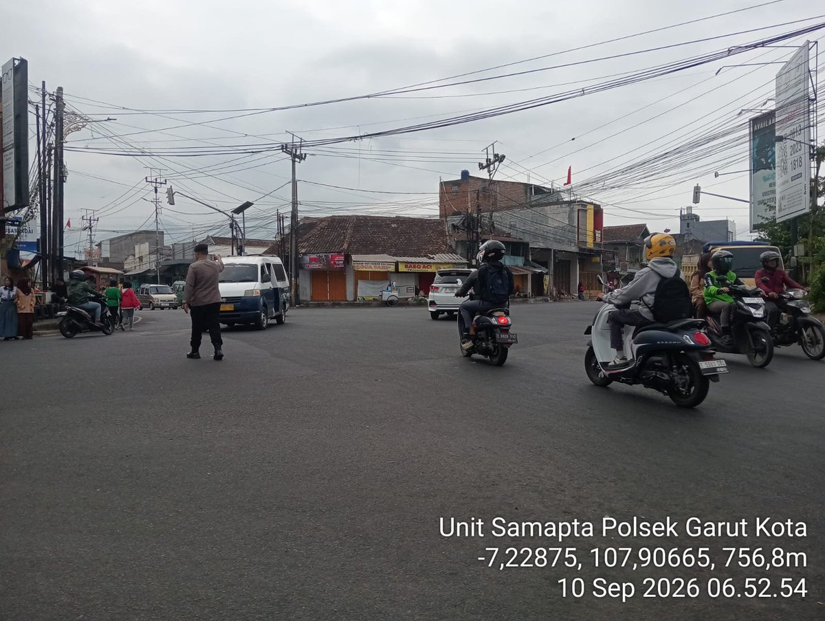 GarutPolsek's tweet photo. Personil Polsek Garut kota laksankan pelayanan publik pengaturan lalulintas di simpang empat sukadana Garut kota ,guna memberikan kenyamanan dan keselamatan masyarkat yang beraktivitas di pagi hari. https://t.co/ZYPI2NIRhg
