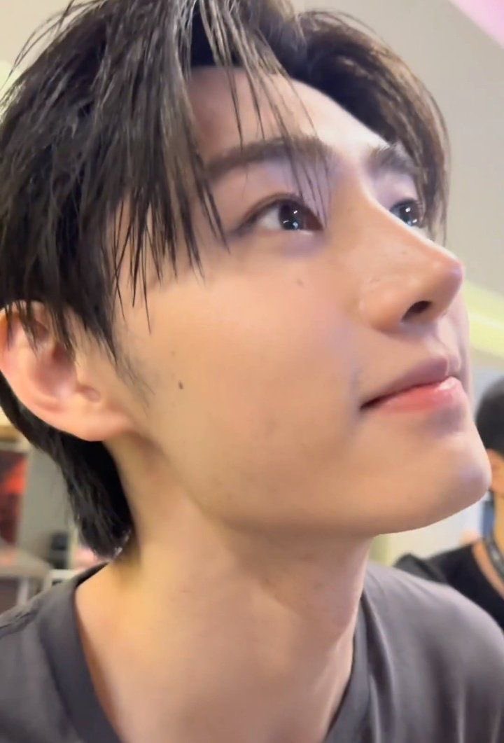 hoonpeachsoju's tweet photo. Don’t back up stay right there https://t.co/t42zPpaCl4