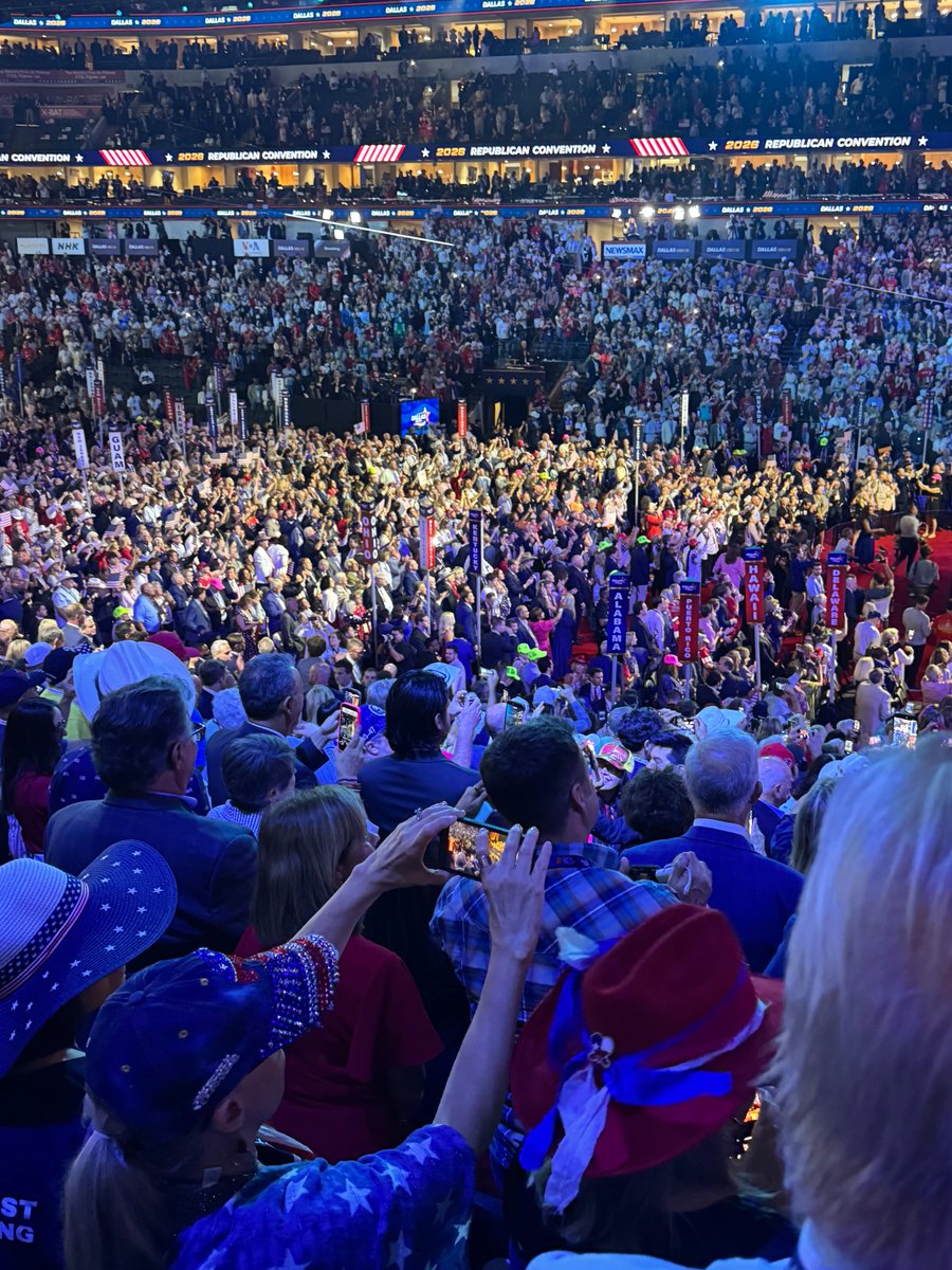 parkershawnreal's tweet photo. In case they say nobody showed  up https://t.co/3wWiaqxgBu