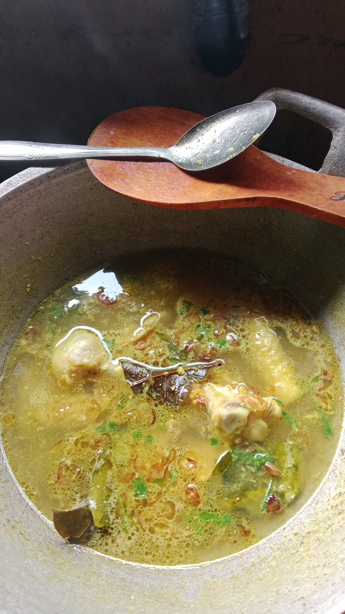 heehmit's tweet photo. Saga lagi suka kuah kuahan gituu huhu seneng bngt tiap hari sop telor sekarang dibikinin soto kalo ga doyan ku buang🙂 https://t.co/4A2KOp6KO8