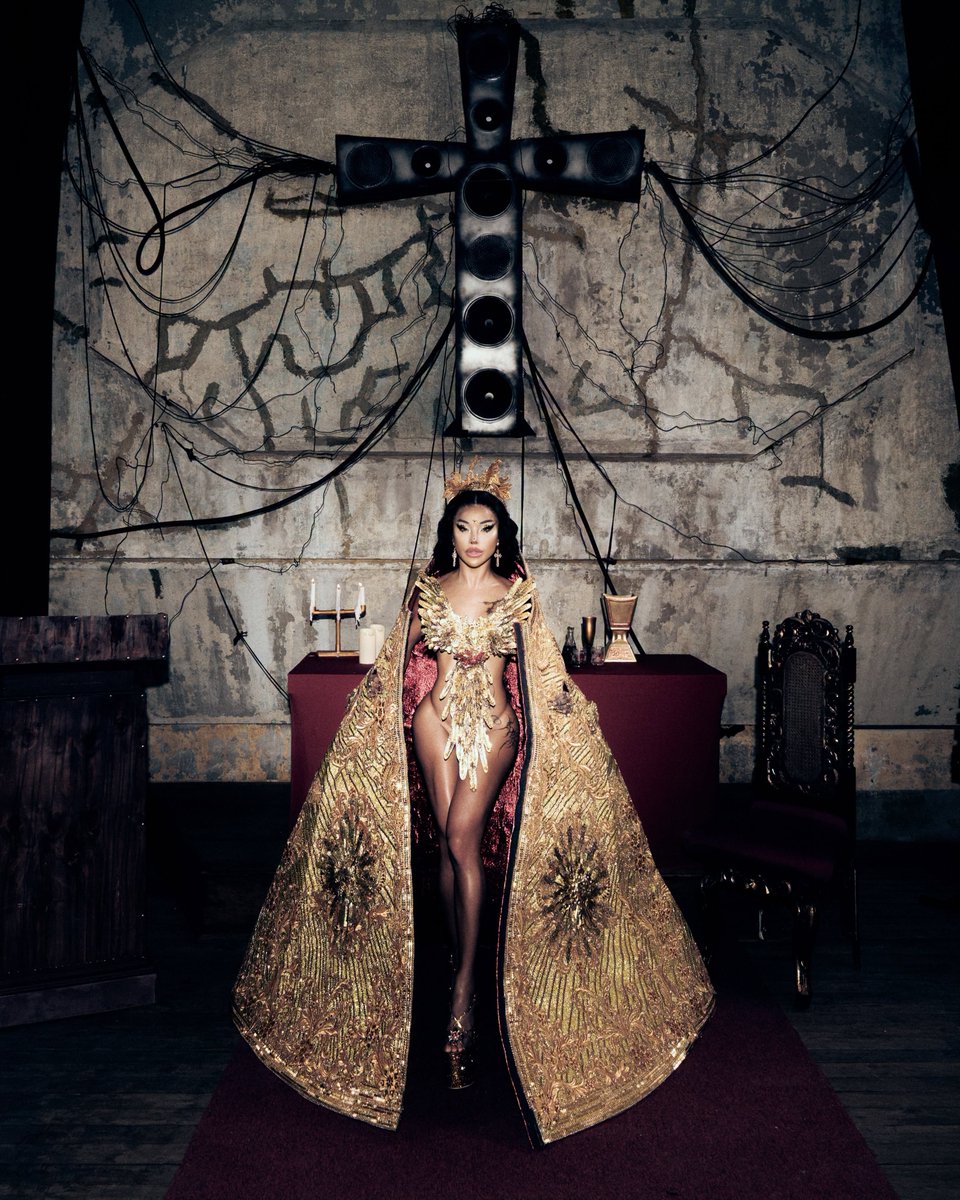 DragScenePH's tweet photo. @DragBasee Crown her already

#TeamM1ssJadeSo #TeamKilikili https://t.co/sWwvmP78ic