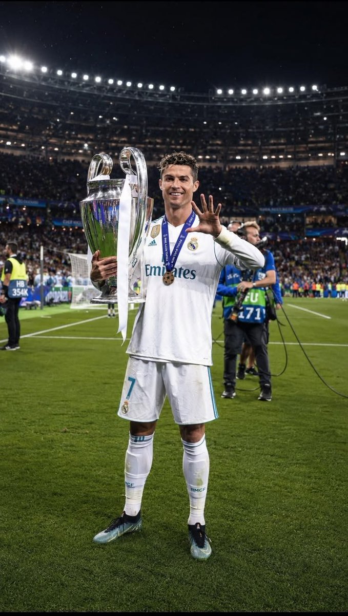 DiasFail's tweet photo. from the quarter-finals goals (Champions League)

1. Cristiano Ronaldo: 42 goals | 49 games | 105.0 min per goal

4. Lionel Messi: 20 goals | 41 games | 184.5 min per goal
 Double the goals and half the minutes to score. https://t.co/AOzTnrZlJb