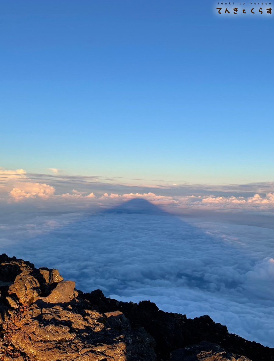 tenkitokurasu's tweet photo. 🗻9月10日、富士山が閉山します🗻

今日で富士山の夏山シーズンも一区切り。
この夏、富士登山に挑戦したみなさん、
本当にお疲れさまでした👏🏻

今年も多くの方が富士登山を楽しんだ一方で、
遭難などのニュースもありました。
登山の際は、事前に天気をしっかり確認し、
無理のない計画で安全な登山を楽しみましょう🥾⛰️

⛰️山の天気
https://t.co/TbS8XJdjBK
⛰️登山ナビ
https://t.co/vt9rXtT0pJ
最新「登山指数」をお届け⛅
フォロー（@tenkitokurasu）して安全登山に役立ててくださいね。