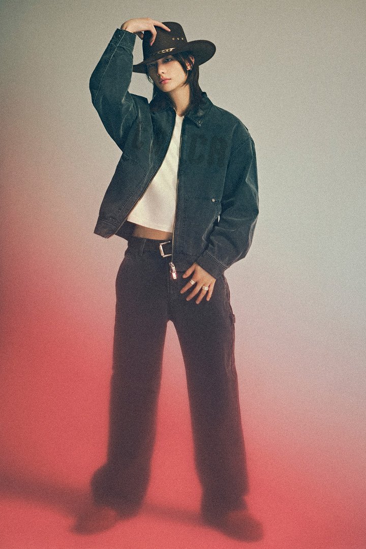 hyunjinpost's tweet photo. hyunjin for guess https://t.co/ZnYkOpANHx