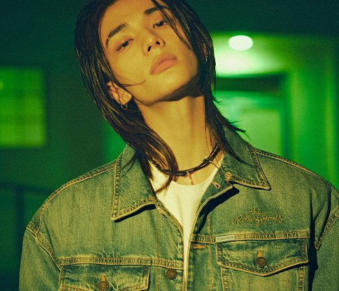 hyunjinpost's tweet photo. hyunjin for guess https://t.co/bS9bn91f0O