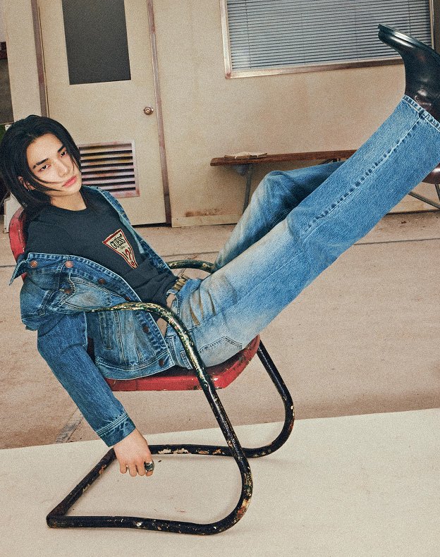 hyunjinpost's tweet photo. hyunjin for guess https://t.co/77b8G3fBS8