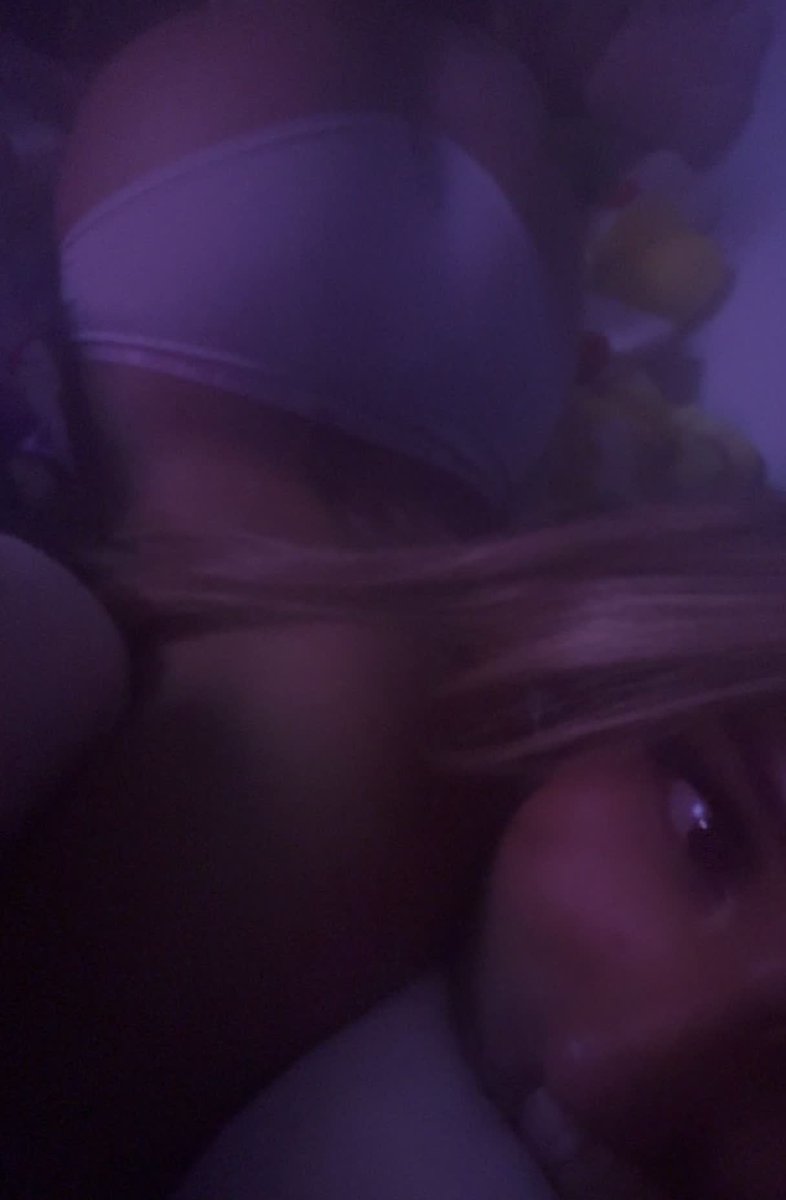 emiavaa's tweet photo. lock your door before checking the comments lol https://t.co/McFm1c2X8M