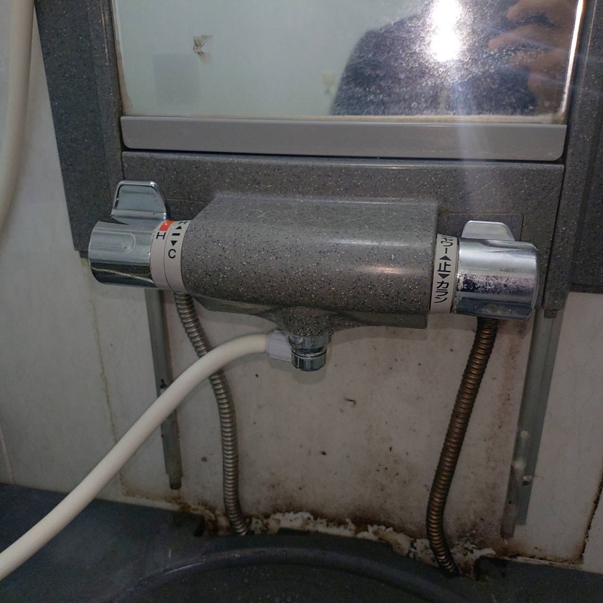 Waterplumber_S's tweet photo. @hSgzaXJuKfyLpxl 自分も同じく今月積水ホームテクノのバスサルーンにあたって、先輩方にアドバイスいただきながら水栓交換しました。汚いですがご参考になれば幸いです。 https://t.co/3gwyLN5MTg
