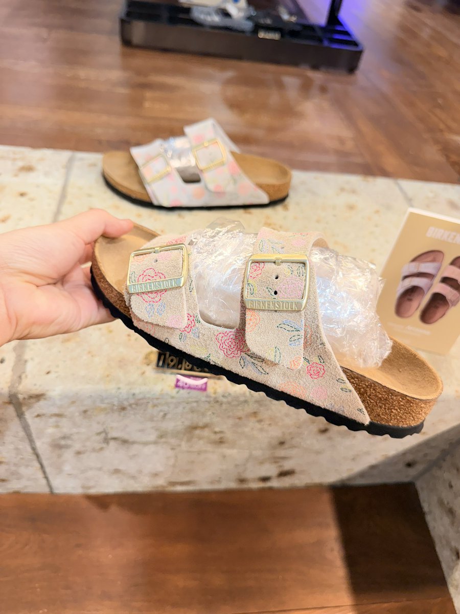 199cm__'s tweet photo. Birkenstock limited ‼️
Last stock เหลือน้อยแล้ว ลด40%ค่ะ ปกติคู่นี้ 6000+
ตอนนี้เหลือ 3600฿ 

เป็น Arizona ดอกไม้ มีสีชมพู/ฟ้า
Women size ไม่เกิน 25cm https://t.co/Pz1FSs8bES