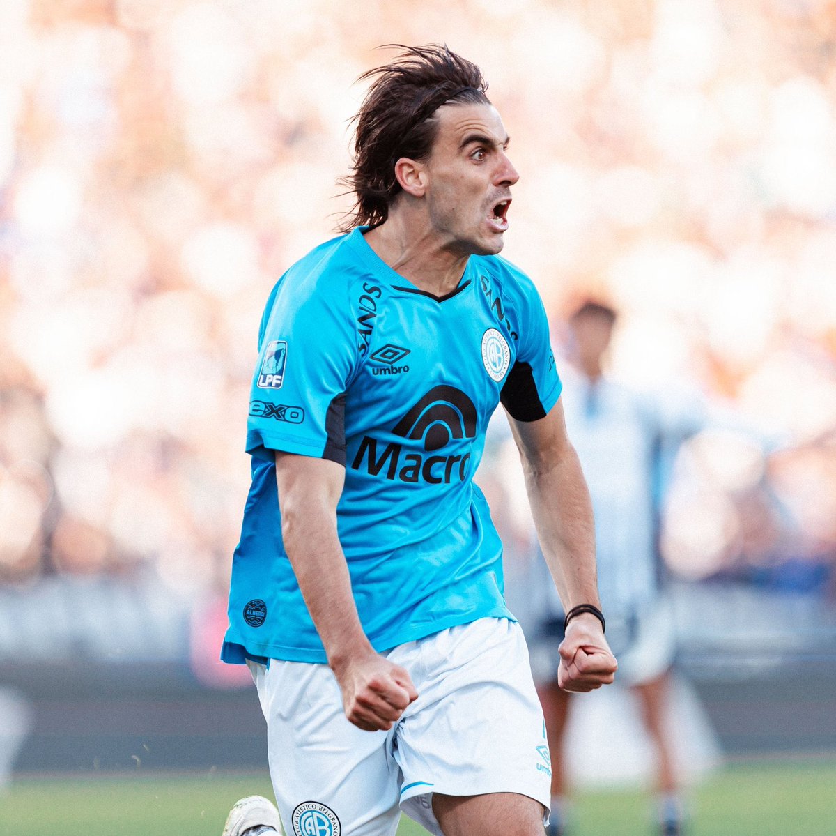 jpbenegas's tweet photo. Dos imágenes, que reflejan, no solamente el título más importante para #belgrano y la provincia. Sino que además, destruyó todo tipo de relato. Ni cuando se fueron al Argentino A, vi tanta desolación en #talleres cómo estos últimos 4 meses. LA HISTORIA LA ESCRIBE EL CAMPEÓN ⭐️ https://t.co/AnlqRe9Fdm