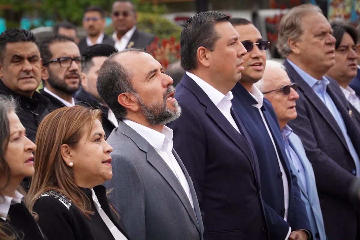 danielgarciacg's tweet photo. Junto a la ministra de @MinDeporteCol, Juliana Gutiérrez; el presidente del @Olimpicocol, Ciro Solano Hurtado; directores de diferentes entes deportivos, presidentes de federaciones y deportistas de varias disciplinas, estuvimos presentes en la entrega de la bandera nacional a la delegación colombiana que competirá desde el 12 de septiembre en los XIII Juegos Suramericanos Rosario, Argentina, 2026.

Esperamos una gran actuación de nuestra delegación colombiana, y en especial de los deportistas de nuestro #EquipoBogotá.
