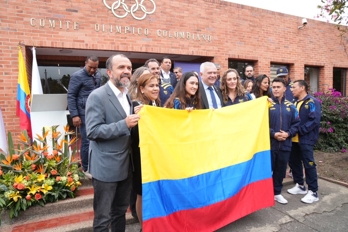 danielgarciacg's tweet photo. Junto a la ministra de @MinDeporteCol, Juliana Gutiérrez; el presidente del @Olimpicocol, Ciro Solano Hurtado; directores de diferentes entes deportivos, presidentes de federaciones y deportistas de varias disciplinas, estuvimos presentes en la entrega de la bandera nacional a la delegación colombiana que competirá desde el 12 de septiembre en los XIII Juegos Suramericanos Rosario, Argentina, 2026.

Esperamos una gran actuación de nuestra delegación colombiana, y en especial de los deportistas de nuestro #EquipoBogotá.