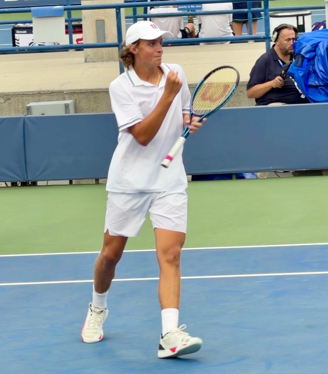 showfortennis's tweet photo. 4 Americans into the Elite Eight at the @usopen 🇺🇸

Marcel Latak, 17 — Darien, IL
Jordan Lee, 16 — Orlando, FL
Keaton Hance, 18 — Torrance, CA
Jack Kennedy, 18 — Huntington, NY

The flag is flying in New York.

Can an American take home both the men’s and boys’ titles in the Big Apple? 🍎🎾