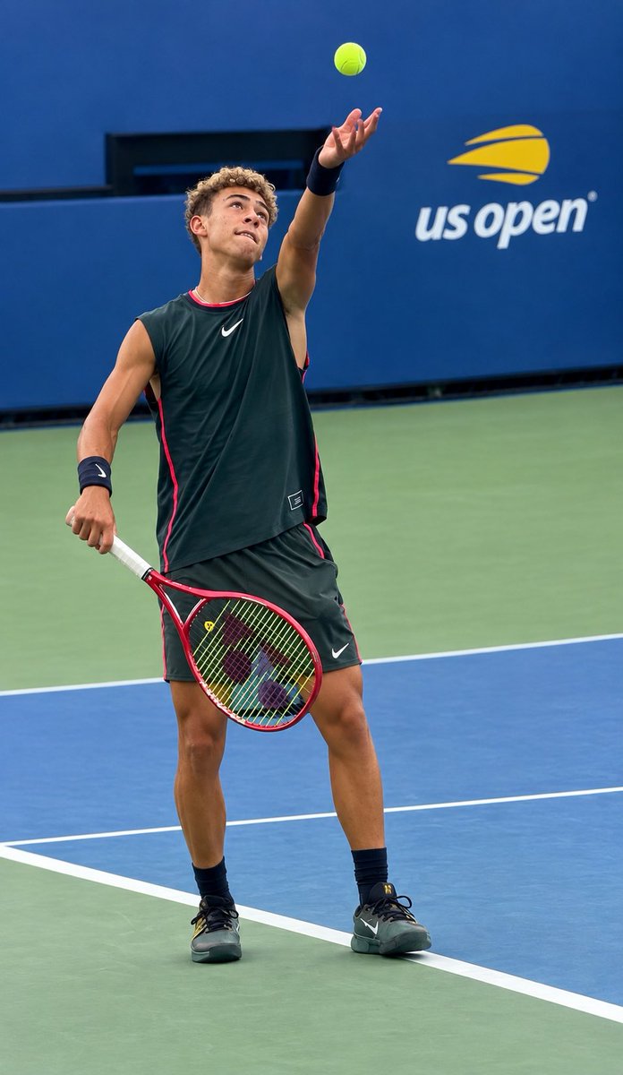 showfortennis's tweet photo. 4 Americans into the Elite Eight at the @usopen 🇺🇸

Marcel Latak, 17 — Darien, IL
Jordan Lee, 16 — Orlando, FL
Keaton Hance, 18 — Torrance, CA
Jack Kennedy, 18 — Huntington, NY

The flag is flying in New York.

Can an American take home both the men’s and boys’ titles in the Big Apple? 🍎🎾