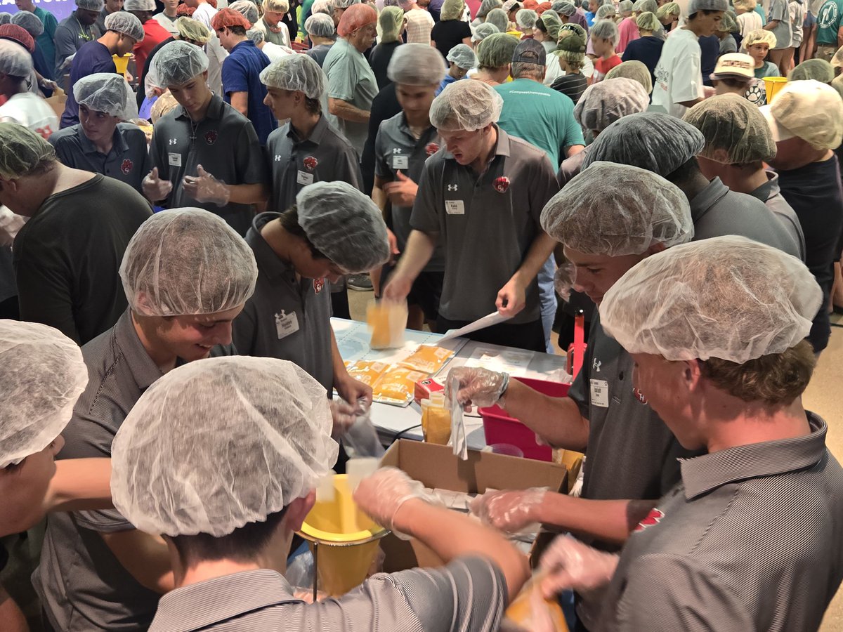 CHHS_FOOTBALL's tweet photo. Proud of the our TEAM for giving back this evening @mycompasschurch helping with the Meal Marathon!!  Go Panthers! https://t.co/jKPKCsb7Xu
