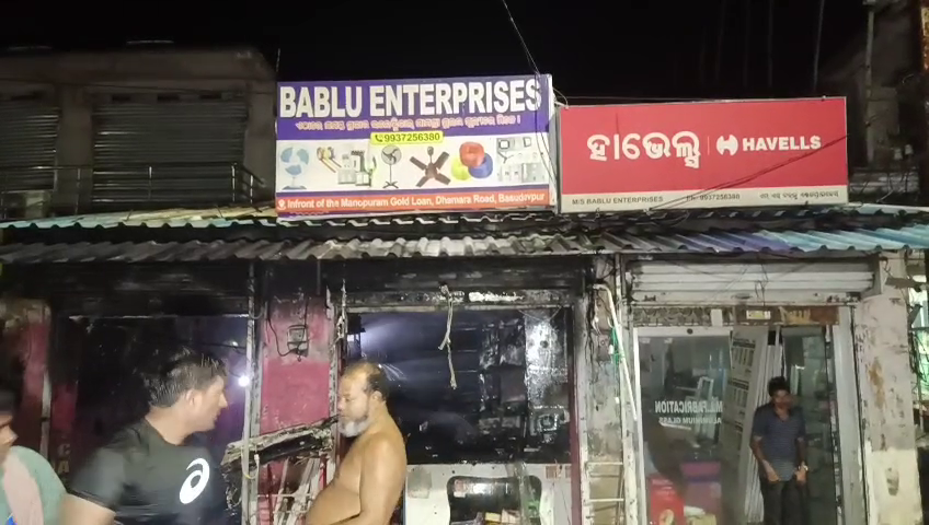 otvkhabar's tweet photo. #ଜଳିଗଲା_୩_ଦୋକାନ
-ବାସୁଦେବପୁର ମୁଖ୍ୟ ବଜାର କଲେଜ ଛକରେ ଭୟାବହ ଅଗ୍ନିକାଣ୍ତ
-ନିଆଁ ଲାଗି ଜଳିଗଲା ୩ ଦୋକାନ, ଲକ୍ଷାଧିକ ଟଙ୍କାର ସମ୍ପତ୍ତି ନଷ୍ଟ
-ସର୍ଟ ସର୍କିଟରୁ ଅଗ୍ନିକାଣ୍ତ ସନ୍ଦେହ, ଅଗ୍ନିଶମ ଟିମ୍ ଦ୍ବାରା ନିଆଁ ଆୟତ୍ତ
#Basudevpur #CollegeSquare #MarketFire #ShopFire #Odisha #ShortCircuit #FireAccident #OTV https://t.co/5h94a3vMLk