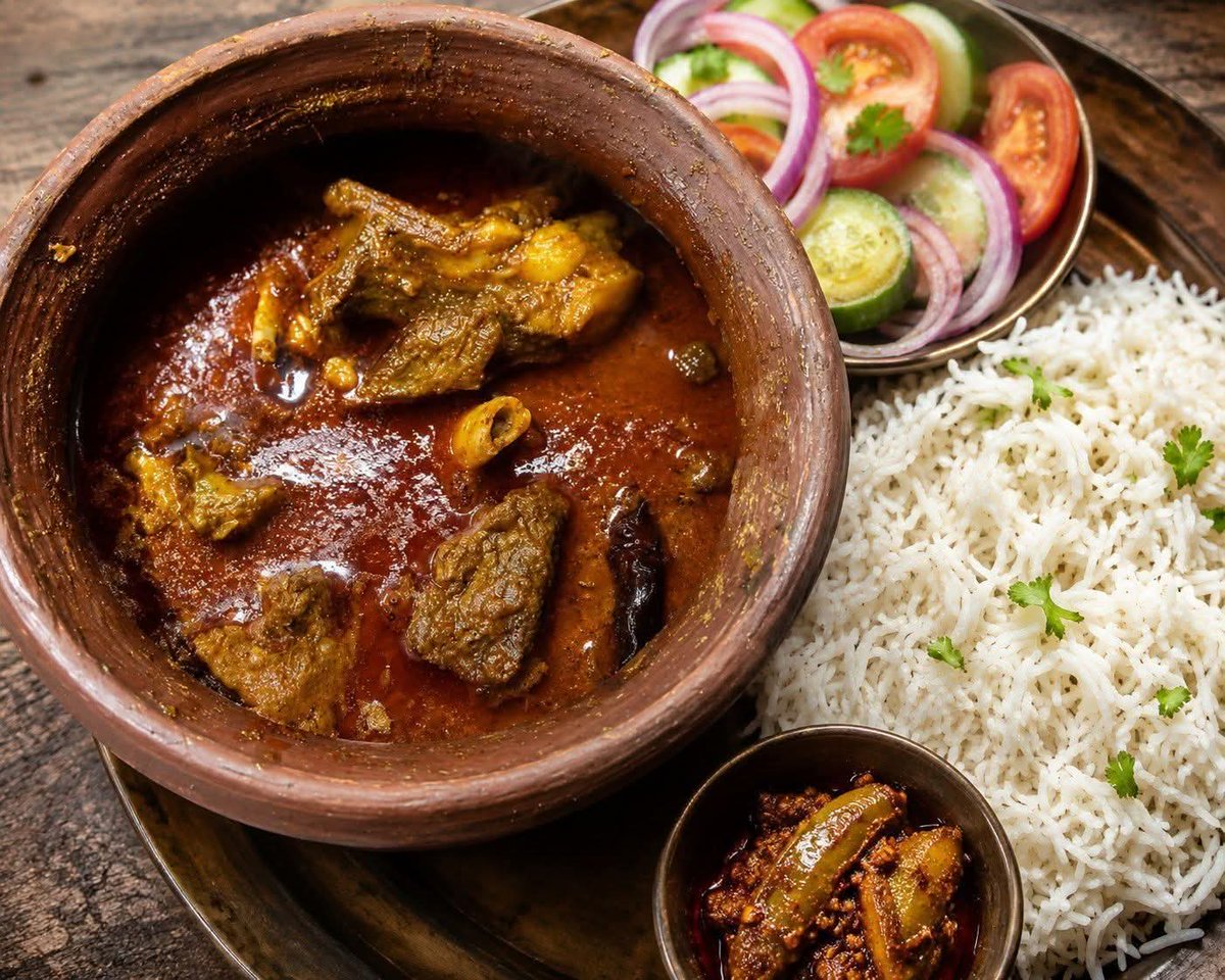 Mircha_Catering's tweet photo. Slow-cooked in traditional clay pot…
Authentic taste that melts in every bite! 🍖🍛
Experience the rich aroma of Mati Handi Mutton served with hot rice, salad &amp; pickle 😍

📍Freshly Prepared
🔥 Traditional Odia Style
#MatiHandiMutton #OdiaFood #MuttonLover #ClayPotCooking https://t.co/4QkEtwc8p3