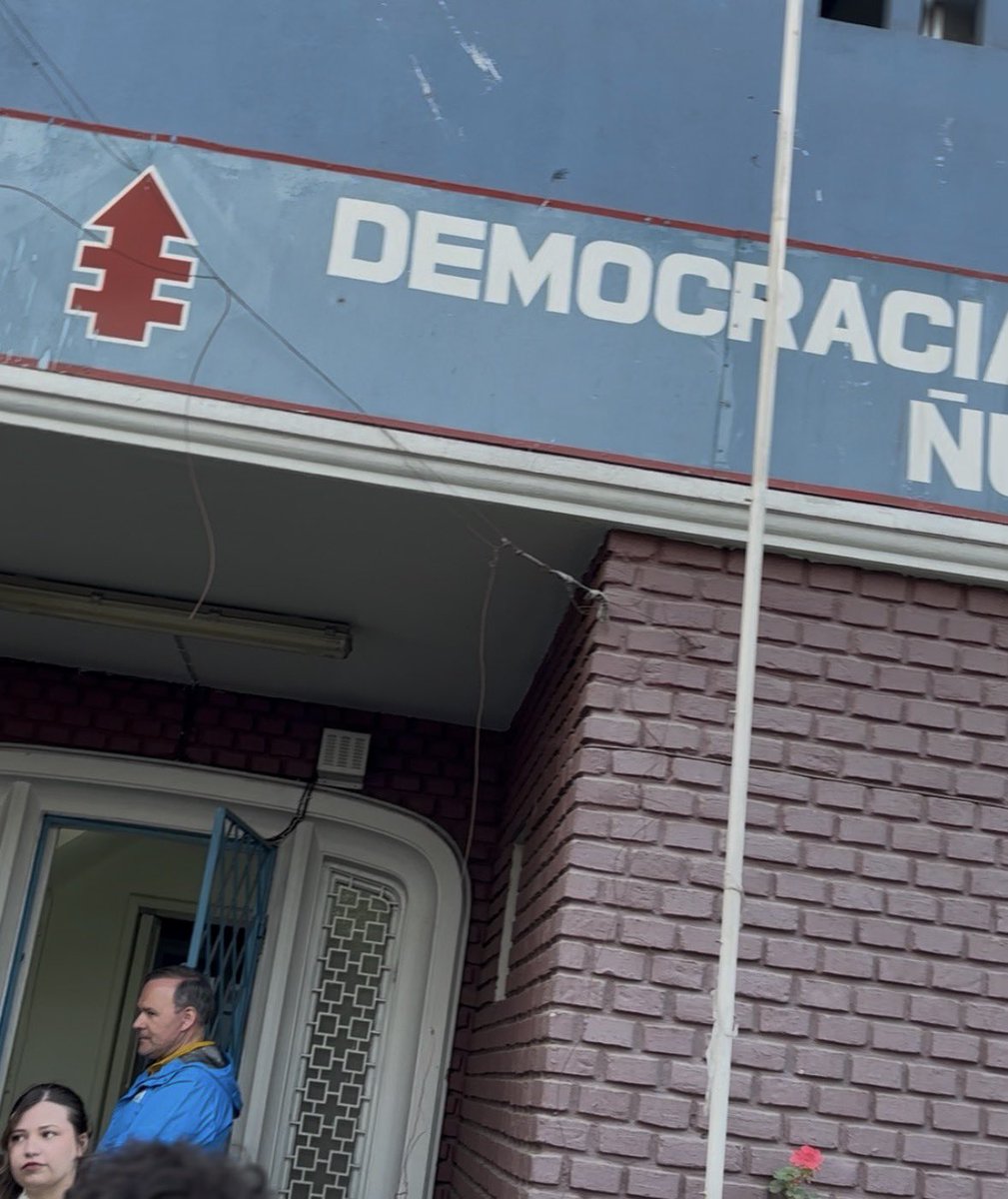 PDC_Chile's tweet photo. Fraterno y productivo diálogo sostuvimos hoy en nuestra sede de Ñuñoa junto a la directiva nacional. ✌️
Junto a camaradas de la región metropolitana. #LaDC https://t.co/PsBxiJBMCd