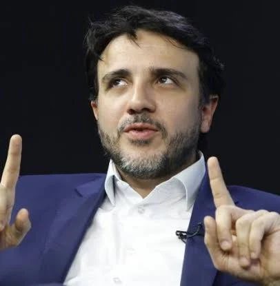 FaculdadeDVida's tweet photo. Twitter = pessoas falando abertamente sobre seu voto no RENAN SANTOS

Instagram = tudo normal, praia, shopping, vinho. 

Essa rede social já está dominada. Temos que partir para outras. https://t.co/ty8qmt0KM0
