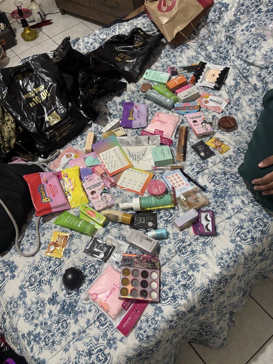 rafaelsalucio's tweet photo. trabalhem/tenham seu dinheiro pra vocês terem a sensação de alívio comprando o que sonham, almejam e te fazem bem https://t.co/I8zRmEfI1D