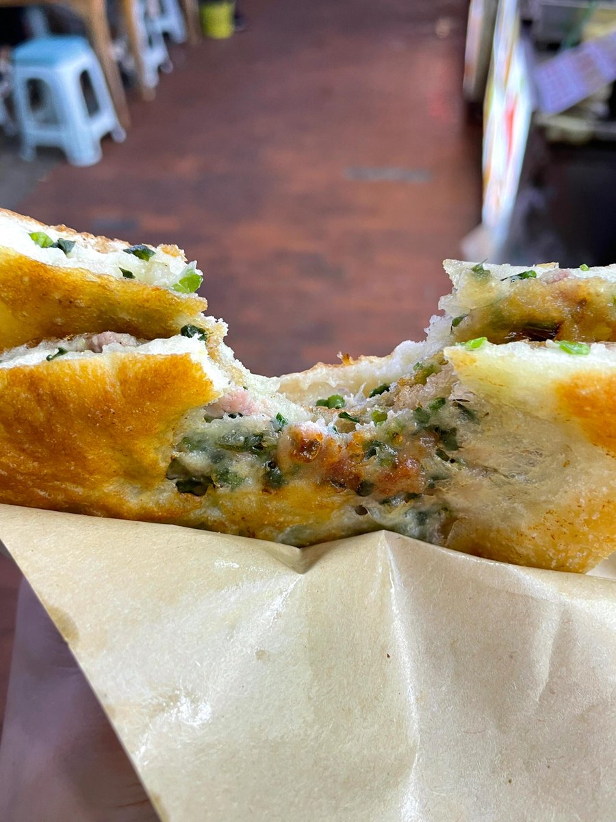 vired886205's tweet photo. Got me craving these crispy hand-pulled scallion pancakes from the street stall—warm, fragrant, perfect late-night snack vibes! https://t.co/CL8xrmJFAH