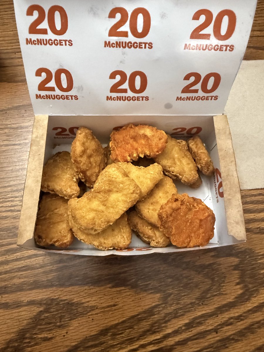 lilsavyrae's tweet photo. @McDonalds WTF is this???? I ordered a 20 piece spicy McNuggets so me and my boyfriend could try them. I didn’t ask for a 2/18 spicy McNugget. 
Got me messed up 🫤 https://t.co/vYTwfZTV4q