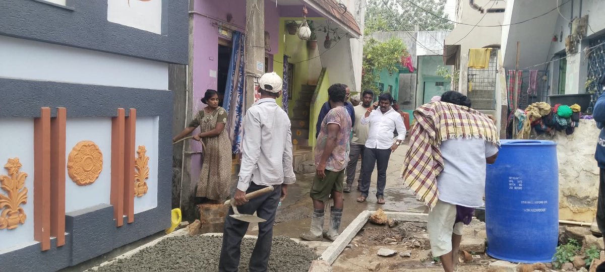 DGovindReddy10's tweet photo. విశాఖ... గాజువాక 

 అభివృద్ధి పనులను దగ్గరుండి పర్యవేక్షిస్తున్న *విశాఖ నగర EX-డిప్యూటీ మేయర్ దల్లి గోవిందరెడ్డి గారు* 

 గాజువాక నియోజకవర్గం
 గొడ్డు వాని పాలెం గ్రామంలో సిసి రోడ్డు నిర్మాణ పనులను నాణ్యతను పరిశీలించి దగ్గరుండి వేయిస్తున్న విశాఖ నగర *EX -డిప్యూటీ మేయర్ దల్లి గోవింద్ రెడ్డి గారు* 

 *ఈ కార్యక్రమంలో  గొడ్డువానిపాలెం గ్రామ పెద్దలు కూటమి నాయకుడు తదితరులు పాల్గొన్నారు* @JanaSenaParty  @APDeputyCMO  @mnadendla