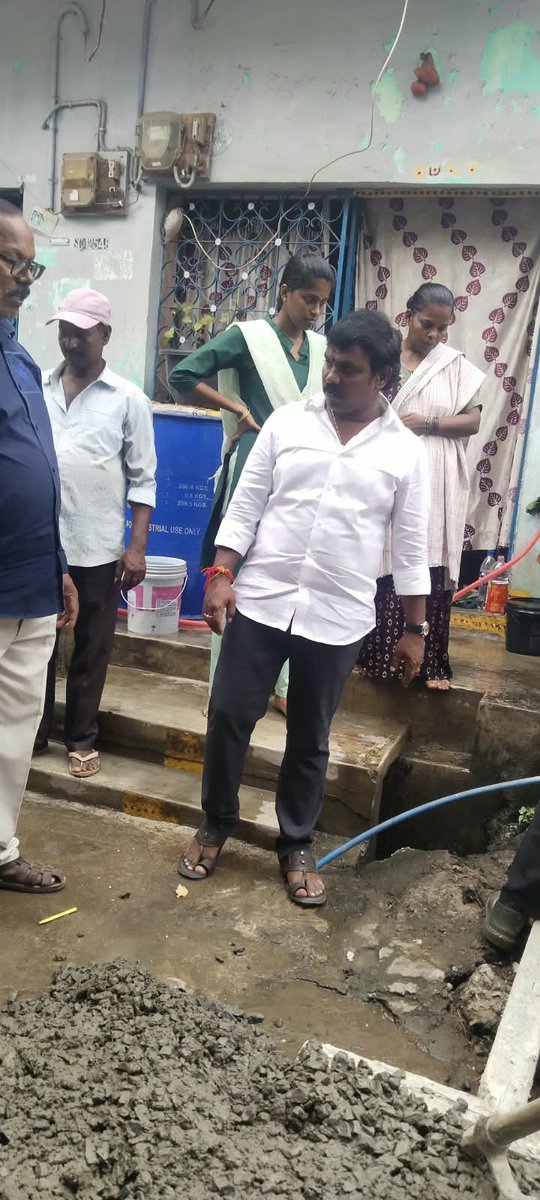 DGovindReddy10's tweet photo. విశాఖ... గాజువాక 

 అభివృద్ధి పనులను దగ్గరుండి పర్యవేక్షిస్తున్న *విశాఖ నగర EX-డిప్యూటీ మేయర్ దల్లి గోవిందరెడ్డి గారు* 

 గాజువాక నియోజకవర్గం
 గొడ్డు వాని పాలెం గ్రామంలో సిసి రోడ్డు నిర్మాణ పనులను నాణ్యతను పరిశీలించి దగ్గరుండి వేయిస్తున్న విశాఖ నగర *EX -డిప్యూటీ మేయర్ దల్లి గోవింద్ రెడ్డి గారు* 

 *ఈ కార్యక్రమంలో  గొడ్డువానిపాలెం గ్రామ పెద్దలు కూటమి నాయకుడు తదితరులు పాల్గొన్నారు* @JanaSenaParty  @APDeputyCMO  @mnadendla