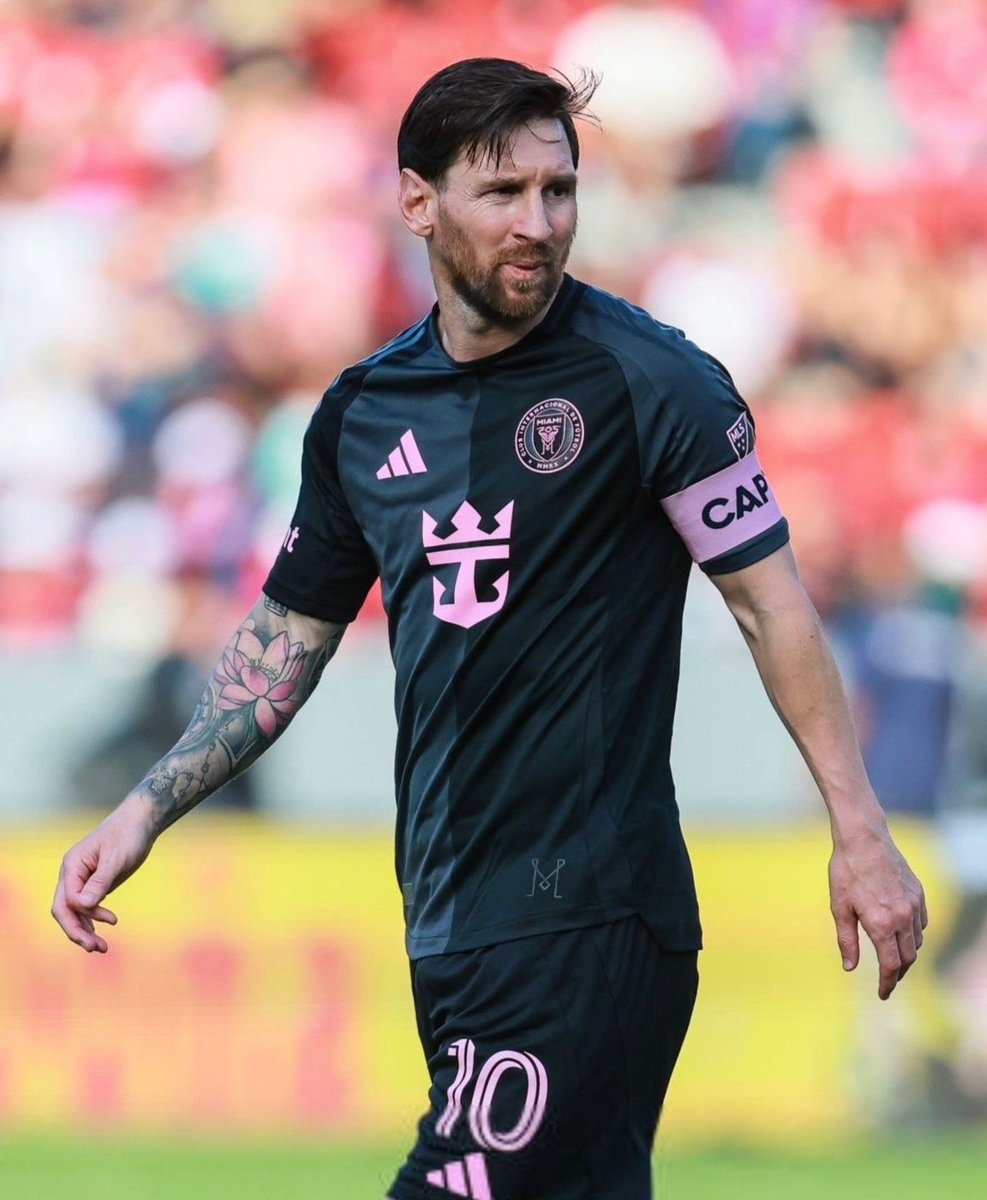 GoalVersee's tweet photo. 🚨 STAT: No player in football history has 350 career assists. Messi has 424 career assists. 

He is not a midfielder. 😭 https://t.co/R6KCIEwxcu