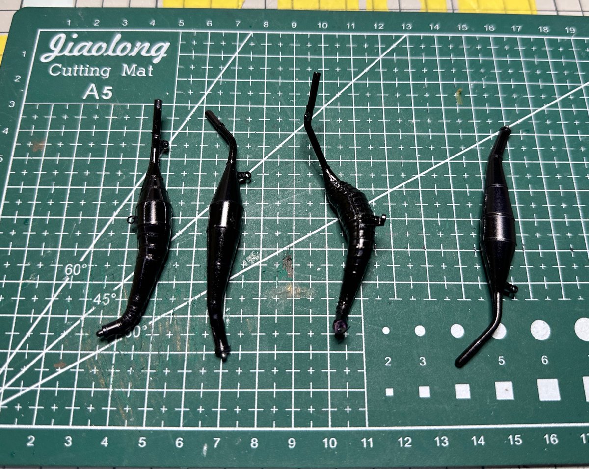 AroymarkII's tweet photo. タミヤのスズキRGVγXR87製作中
マフラーをミラーペイントで塗装してみました。焼き色をどんな風にすれば良いのがチャッピーに聞いてそれを参考にして作成します。

#タミヤミラーペイント
#スズキRGVγXR87
#マフラー塗装
#プラモデルAI応用
#バイク模型 https://t.co/WKE7MueIu0