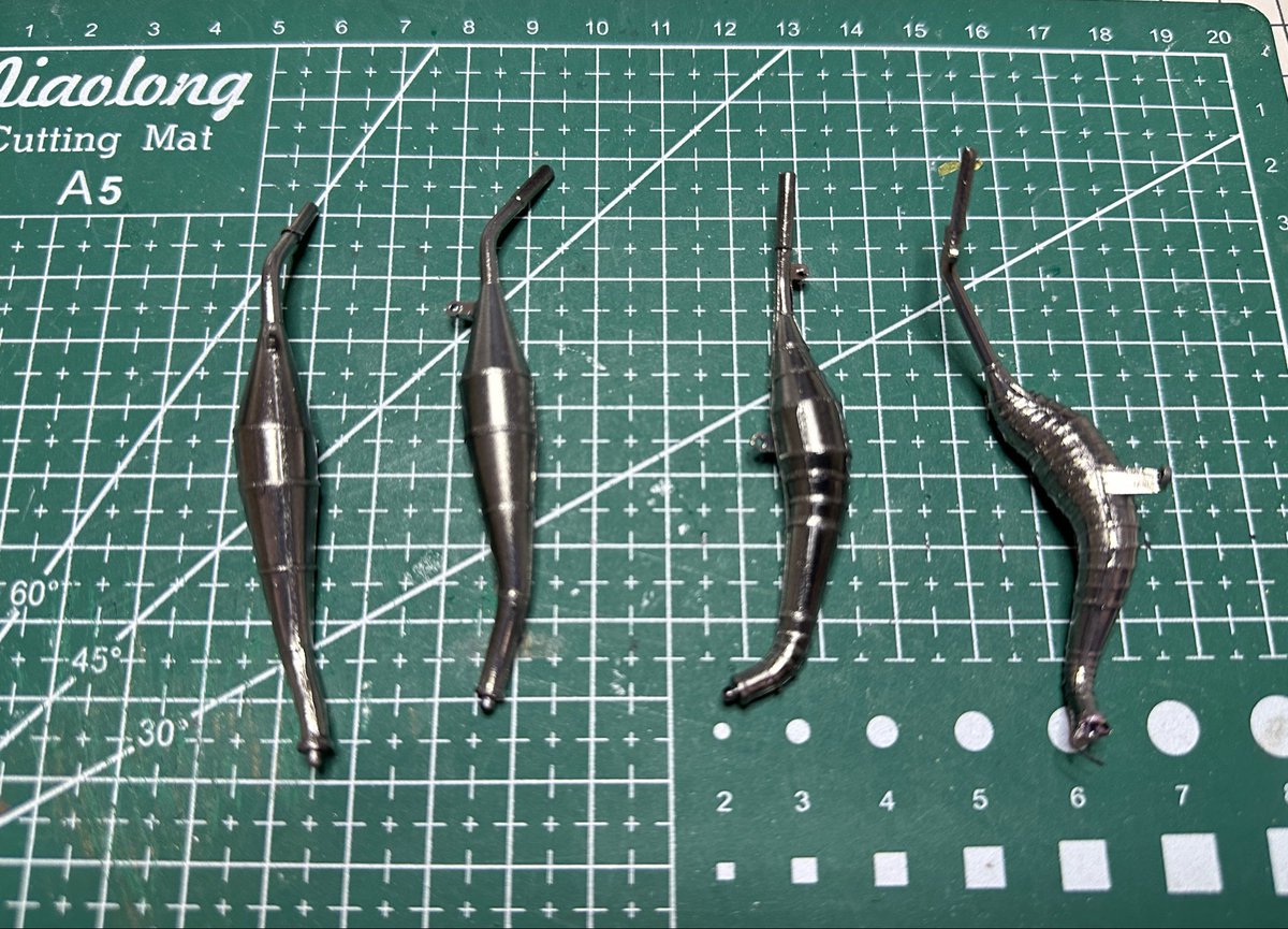 AroymarkII's tweet photo. タミヤのスズキRGVγXR87製作中
マフラーをミラーペイントで塗装してみました。焼き色をどんな風にすれば良いのがチャッピーに聞いてそれを参考にして作成します。

#タミヤミラーペイント
#スズキRGVγXR87
#マフラー塗装
#プラモデルAI応用
#バイク模型 https://t.co/WKE7MueIu0