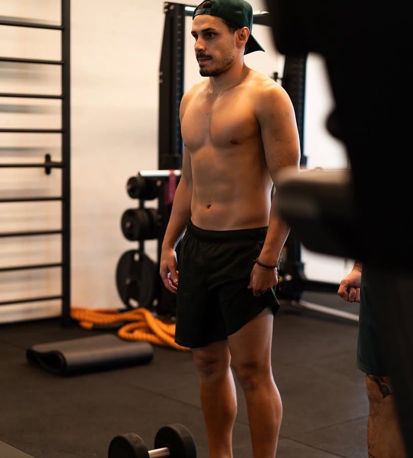 RV23BR's tweet photo. De onde vocês estão tirando que ESSE HOMEM tá gordo? https://t.co/wdjvgTEaTE