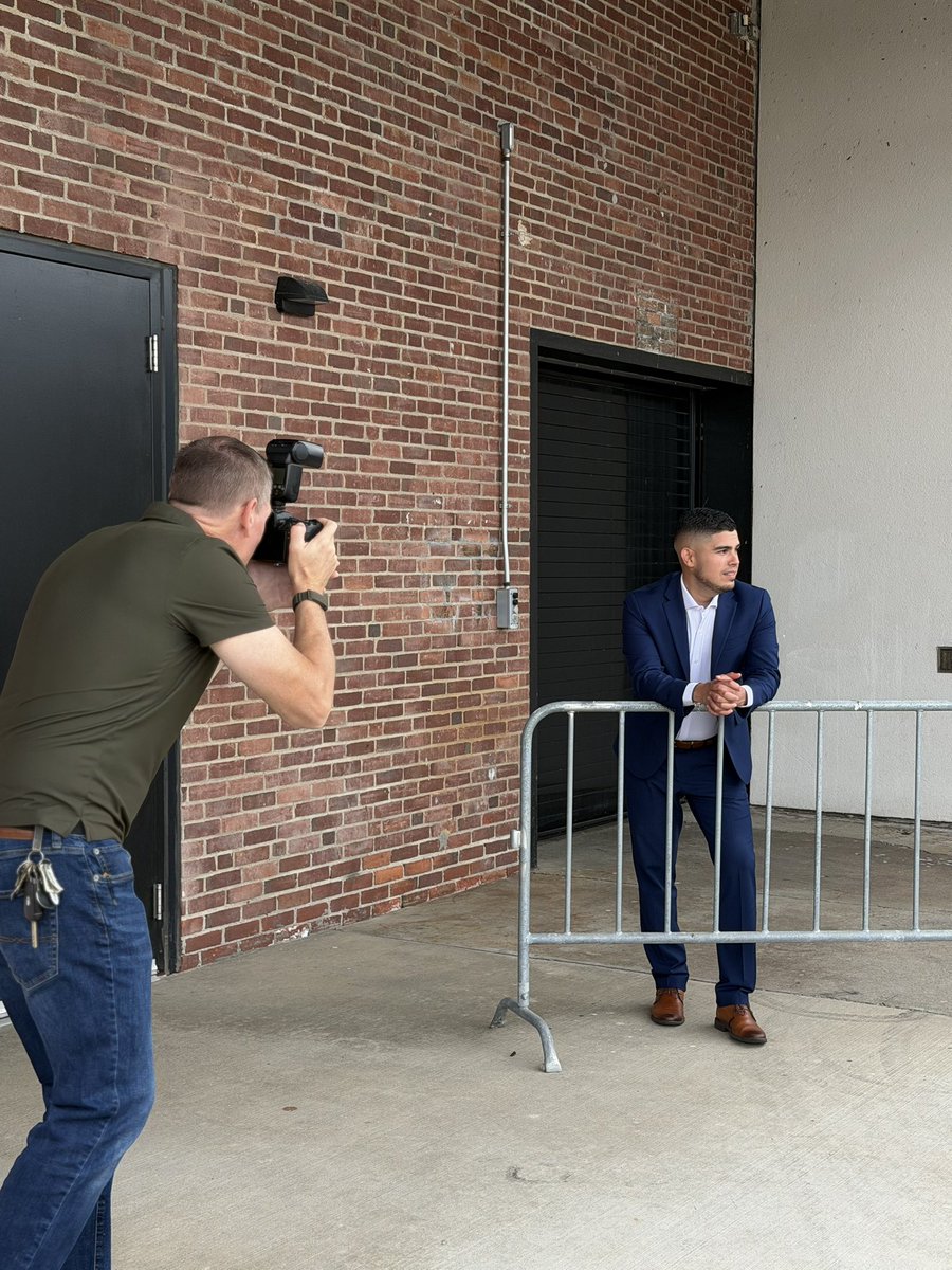 AbimaelTiempo's tweet photo. 👀 Miércoles de #photoshooting 📸 en #Telemundo. #weatherman #boricua #weatheranchor ☀️ ☔️ ⛄️ . https://t.co/u1W7w1cuJ6