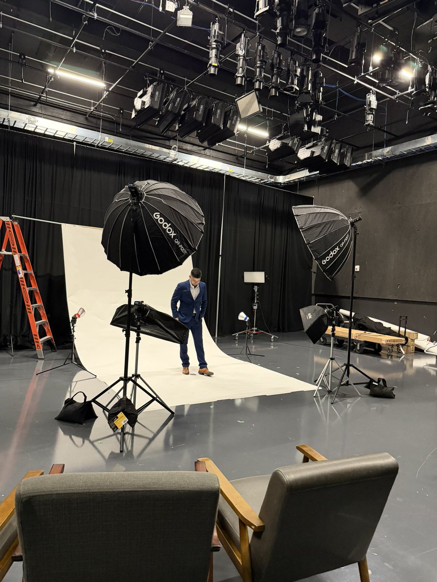 AbimaelTiempo's tweet photo. 👀 Miércoles de #photoshooting 📸 en #Telemundo. #weatherman #boricua #weatheranchor ☀️ ☔️ ⛄️ . https://t.co/u1W7w1cuJ6