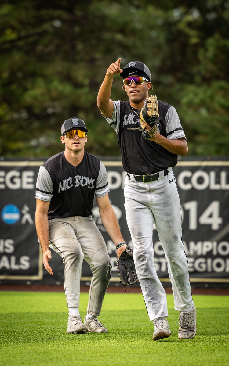 AdrianBaseball's tweet photo. NFL opener tonight? 

Nah…practice #️⃣1️⃣ https://t.co/9tvpR68z1l