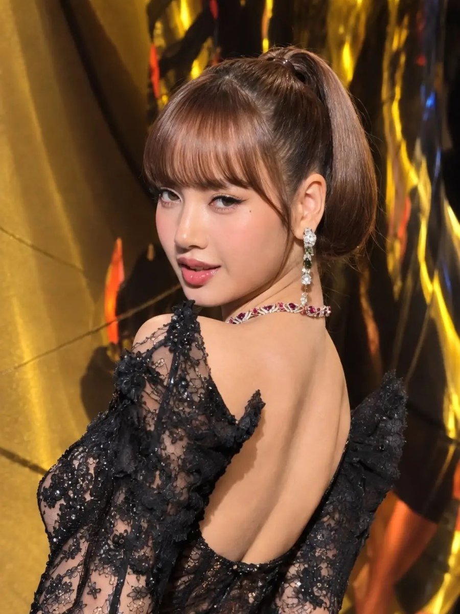 TheePopCore's tweet photo. LISA looks ravishing and dazzling today at the Bvlgari Serpenti Infinito event in New York City. https://t.co/SojXgE0jCt
