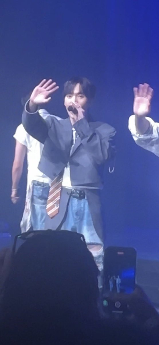 iloveehyuk's tweet photo. he stared @ me https://t.co/a4CwVW5Mkl