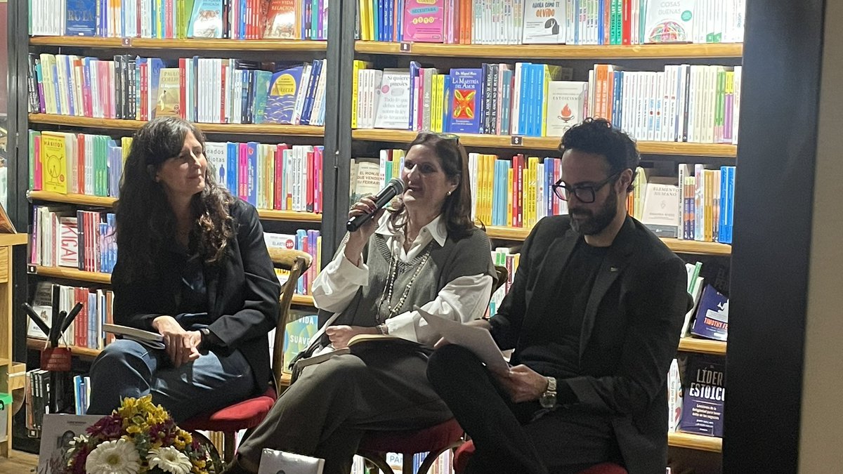 GabiHernn10's tweet photo. Estamos en la presentación "¡Madres! Escritores mexicanos te recuerdan a la tuya". Participan las autoras Iliana Olmedo y Susana de Murga.
Presenta Jorge Durán.
@El_Pendulo https://t.co/E3O9G7ss00