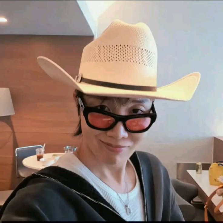 purplesvns's tweet photo. i just love when hobi makes this face, the cutest expressions https://t.co/XaBDwziUwy