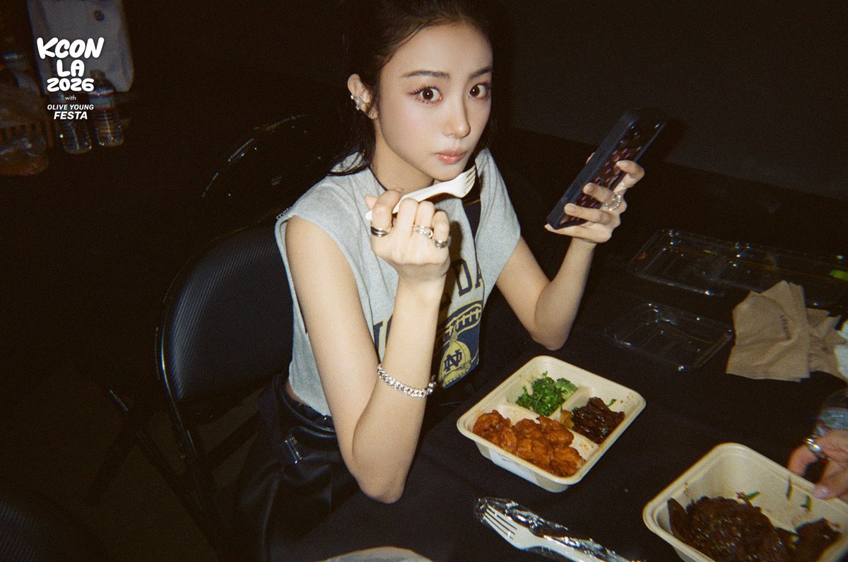 kconusa's tweet photo. [#KCONLA2026] Behind the Scene: Film Camera by #MEOVV

photo by. @OFFICIAL_MEOVV

📌Pre-register now for KCON LA 2027 and be the first to get the latest KCON news and updates!
🔗https://t.co/I5DbHatE0i

-
KCON LA 2026
AUG 14-16
https://t.co/0wcVXh0tET Arena, LA Convention Center

Let’s #KCON