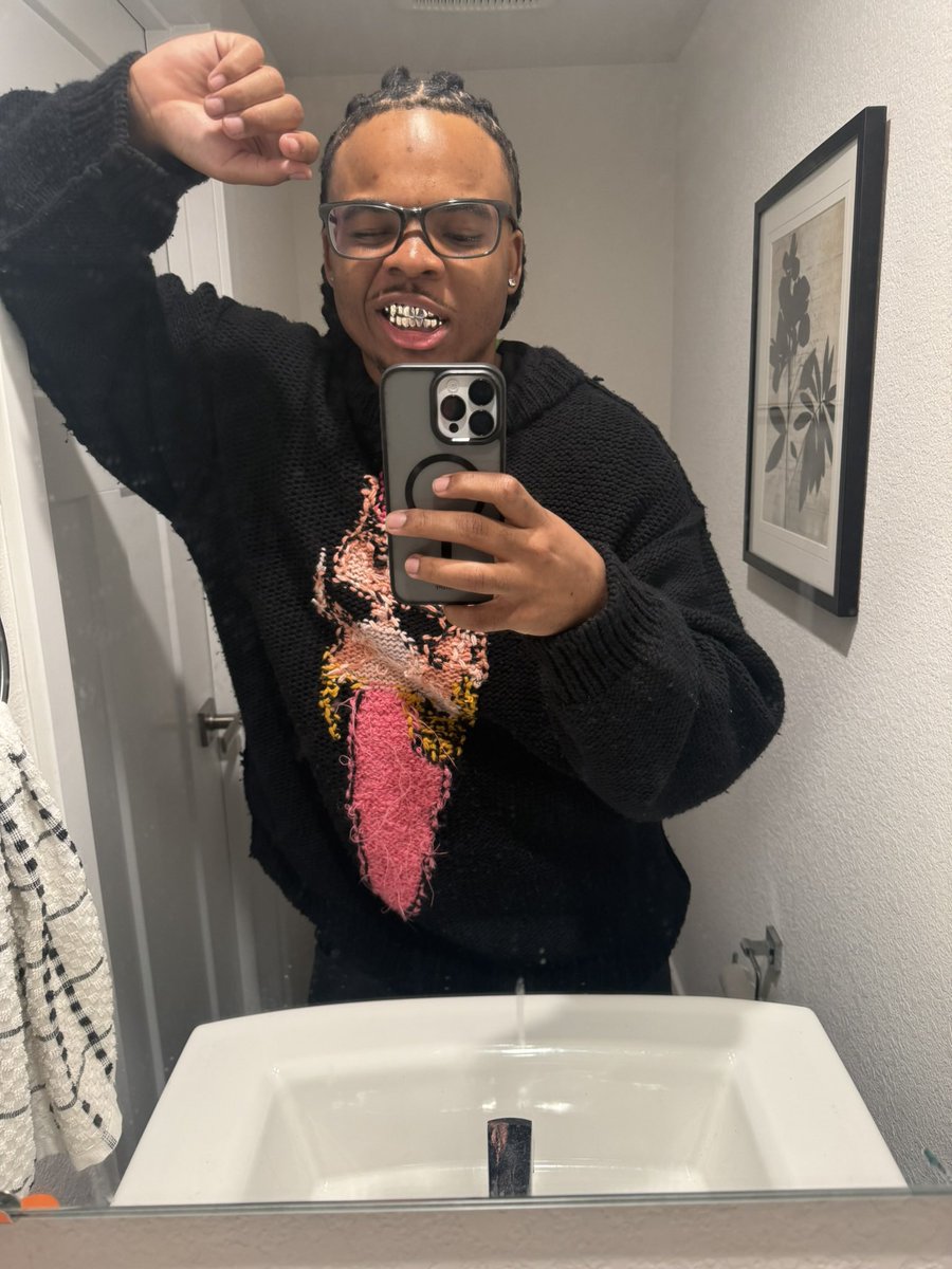 c6rey_'s tweet photo. i fucking hate my glasses https://t.co/u4Hakqb7xr